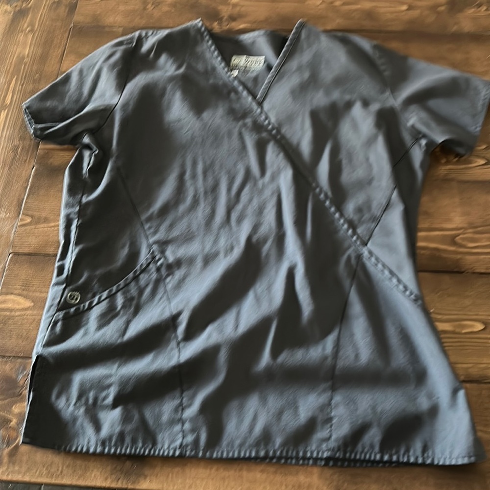 Wonder Work gray scrub top size Medium